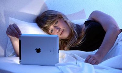 Rimanere fino a tardi con il tablet o apparecchi tecnologici disturba il sonno